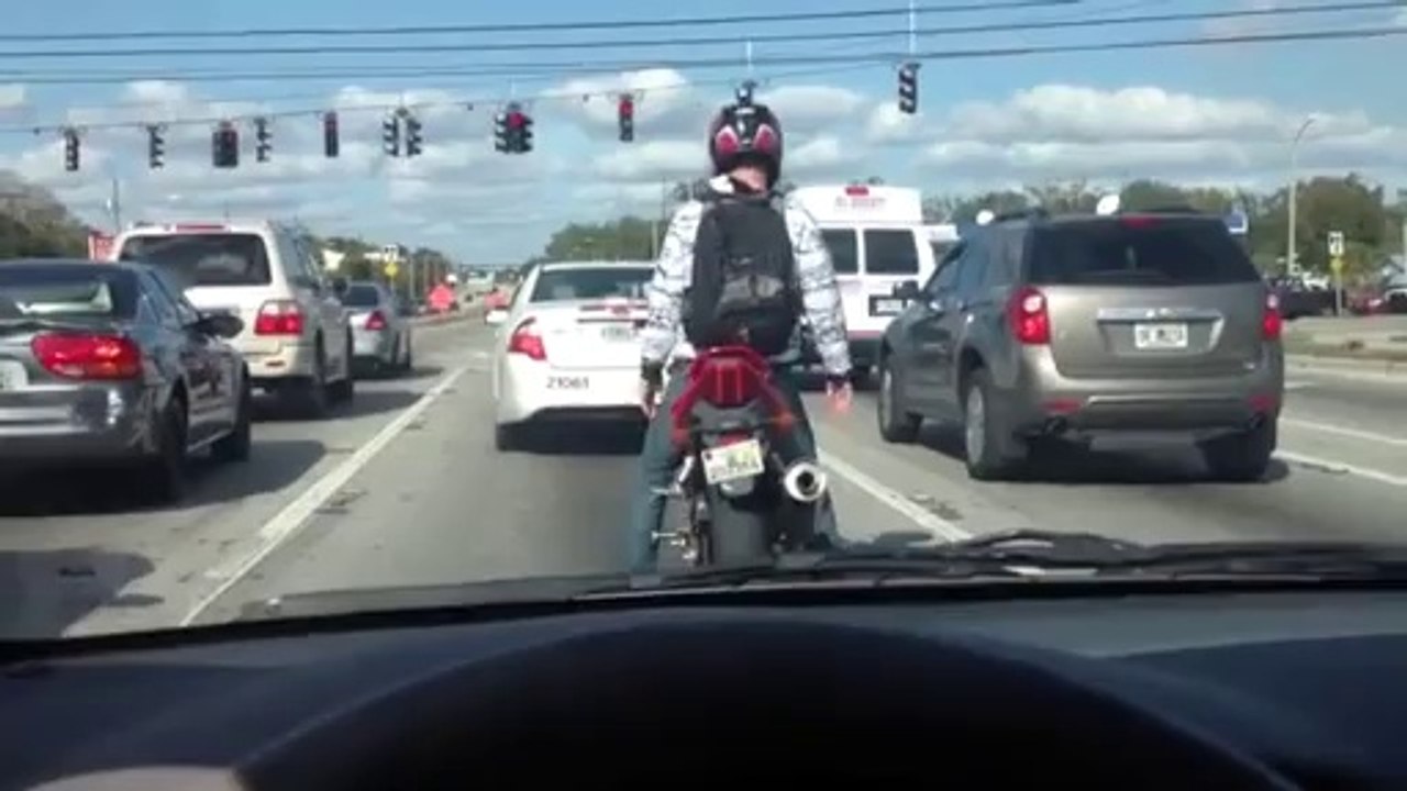 Un motard danse au feu rouge !