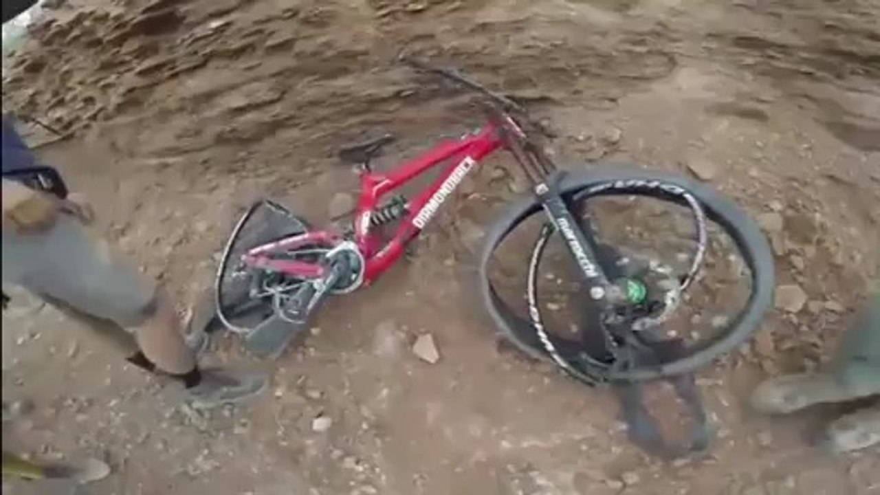 Il rate son atterrissage apres un enorme saut en velo