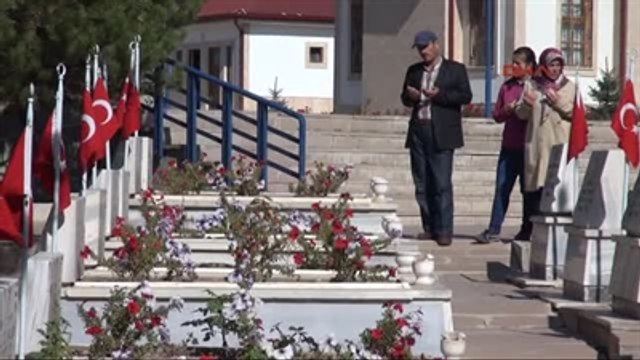 Sivas Şehitlikte Arefe Yoğunluğu