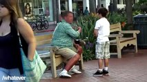 Caméra cachée : ce gamin demande aux passants un briquet pour allumer ses clopes !