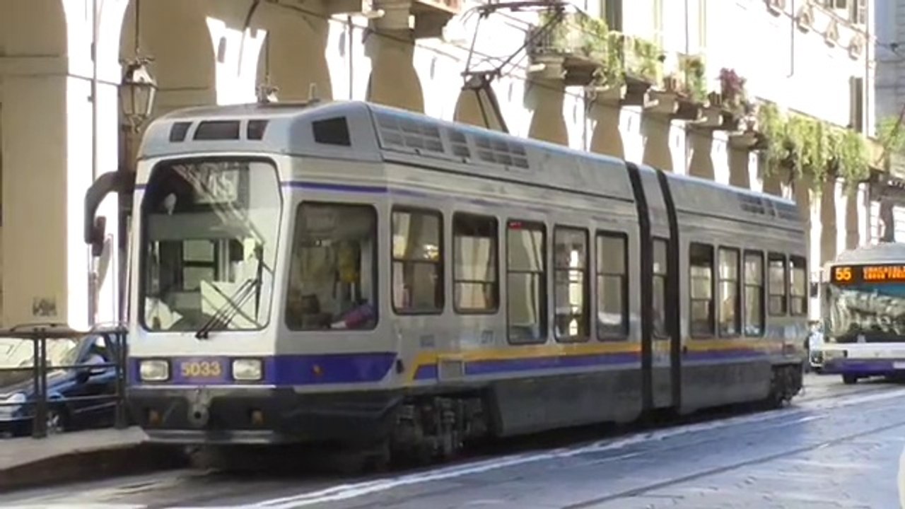 Tramway Serie 2800 et 5000 sur la via Po sur les lignes 13/ et 15 du tramway de Turin