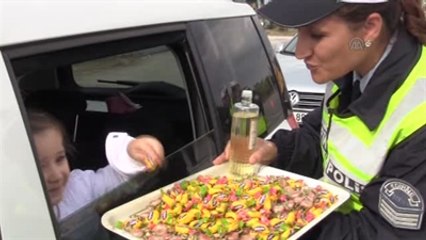 Bayram Trafiğine Kolonyalı Şekerli Uygulama