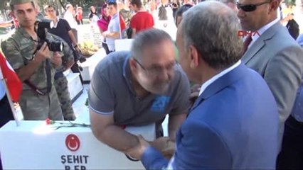 Şehit Yakınından Vali ve Belediye Başkanına: Mezarlığa Bile Makam Araçları ile Geliyorsunuz