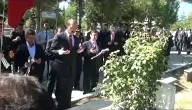 Vali Seddar Yavuz Uşak Şehitliğini Ziyaret Etti