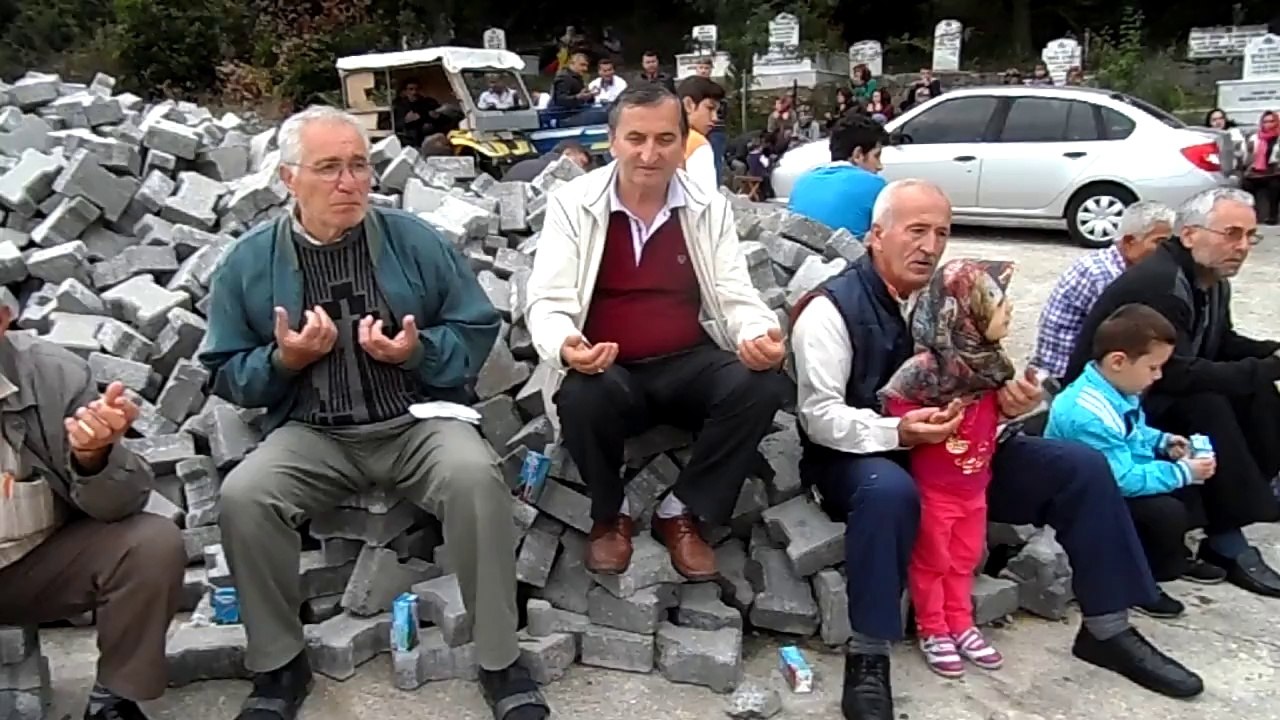 KURBAN BAYRAMI ARİFESİNDE MEZARLIKTA DUA