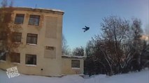 Un russe saute dans la neige depuis le toit d'un immeuble