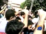 Protesters block Hashmi's vehicle, chant anti-govt slogans in Multan-Geo Reports-03 Oct 2014