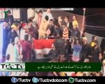 Tahir ul Qadri plays football at Islamabad sit-in protest venue