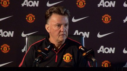 Van Gaal 'echa un capote' a Juan Mata