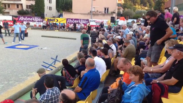 Lakhal avec précision en ouverture de l'International à pétanque de la ville de Nyons !