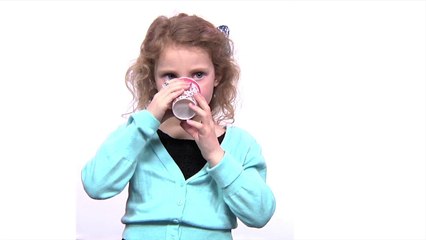 Ces enfants goûtent du café pour la première fois...