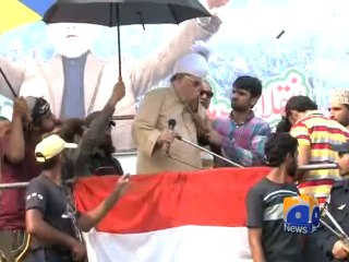 Qadri hits himself with mic-Geo Reports-03 Oct 2014