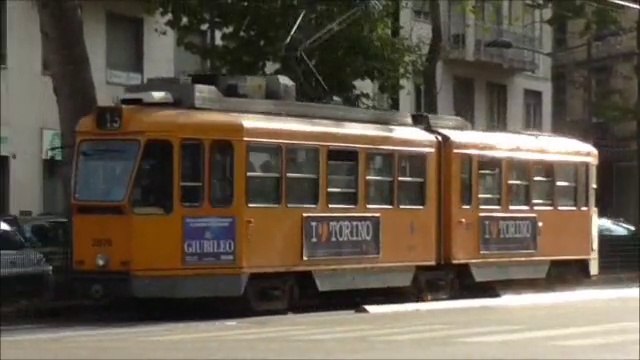 Tramway Série 2800 : Arrivée à la station Rondo Della Forca sur la ligne 13/ du tramway de Turin