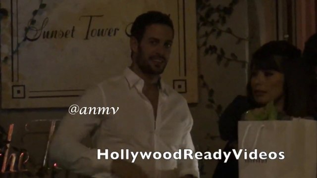 William Levy (@willylevy29) muestra el amor a sus fans que salen del partido Revista Latina