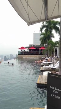 Vue de la célèbre piscine sur le toit de Singapour