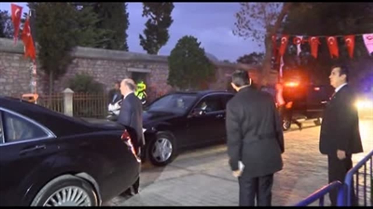 Davutoğlu, Sabah Namazı ve Bayram Namazı İçin Fatih Camii'ne Geldi