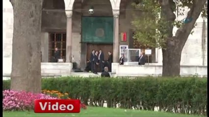 Erdoğan'ın Ayakkabılarını Eline Alarak Korudu