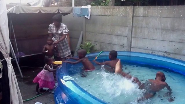 Kindjes in het zwembadje op de barbecue bij Marlyse thuis