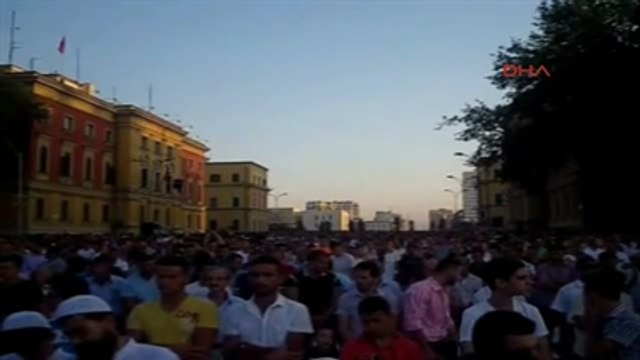 Arnavutluk?un Başkenti Tiran'da 10 Binin Üzerinde Kişi Kurban Bayramı Namazına Katıldı