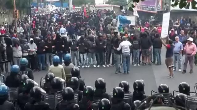 Napoli - Scontri per il vertice Bce Bottiglie e petardi, la polizia carica (02.10.14)