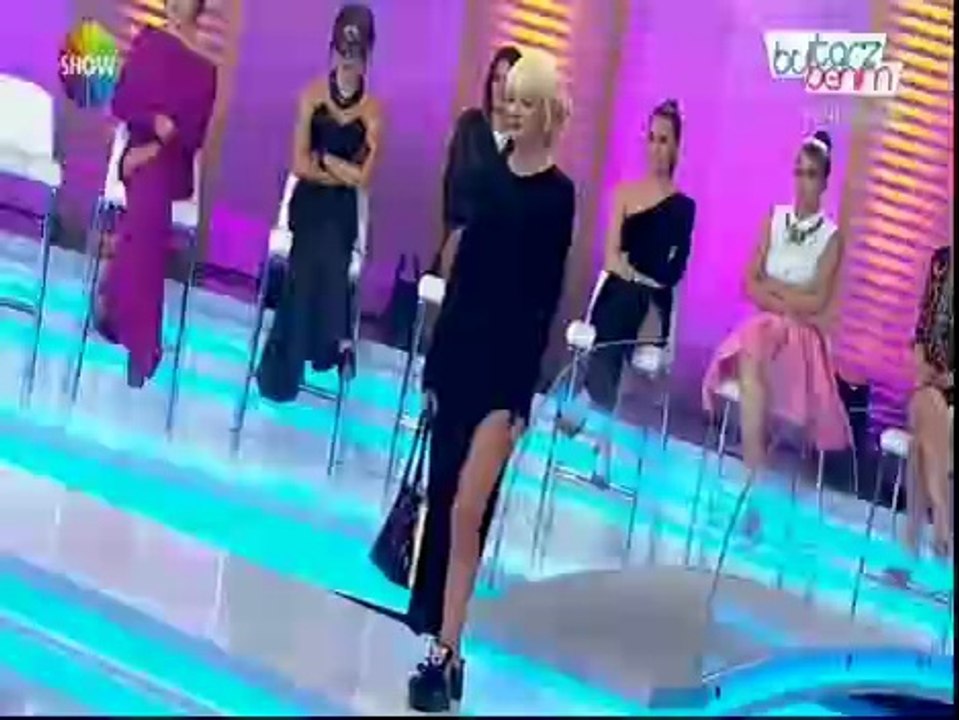 ayşenur balcı siyah dekolte elbise 03 10 2014