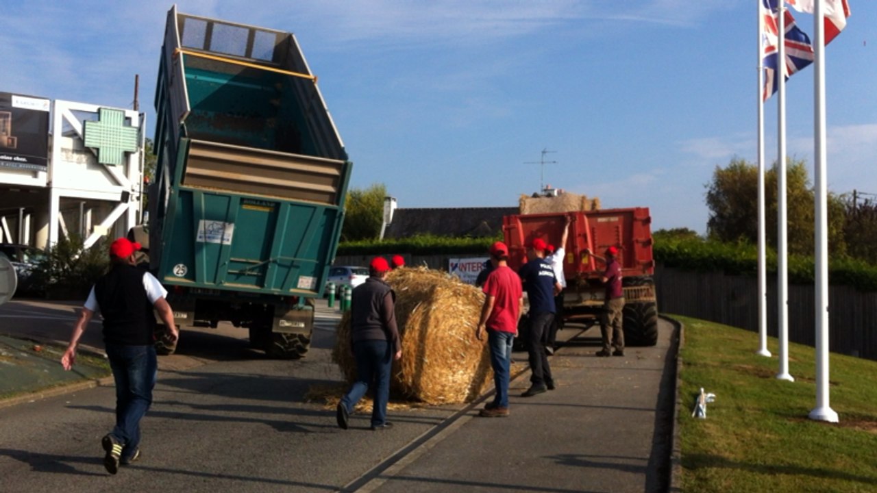 Les éleveurs ornais bloquent le Leclerc
