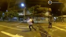 Manifestant vénézuélien vs Grenade lacrymogène - En mode Baseball!