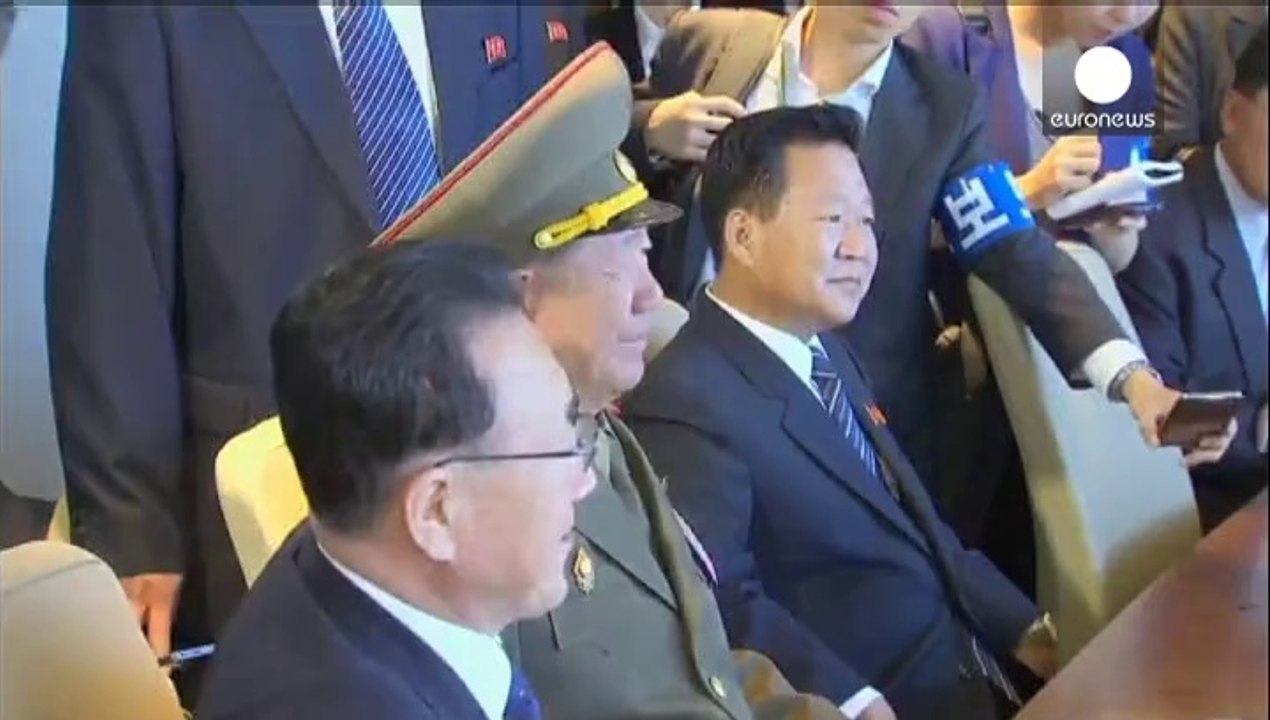 Diálogo raro entre delegações das duas Coreias