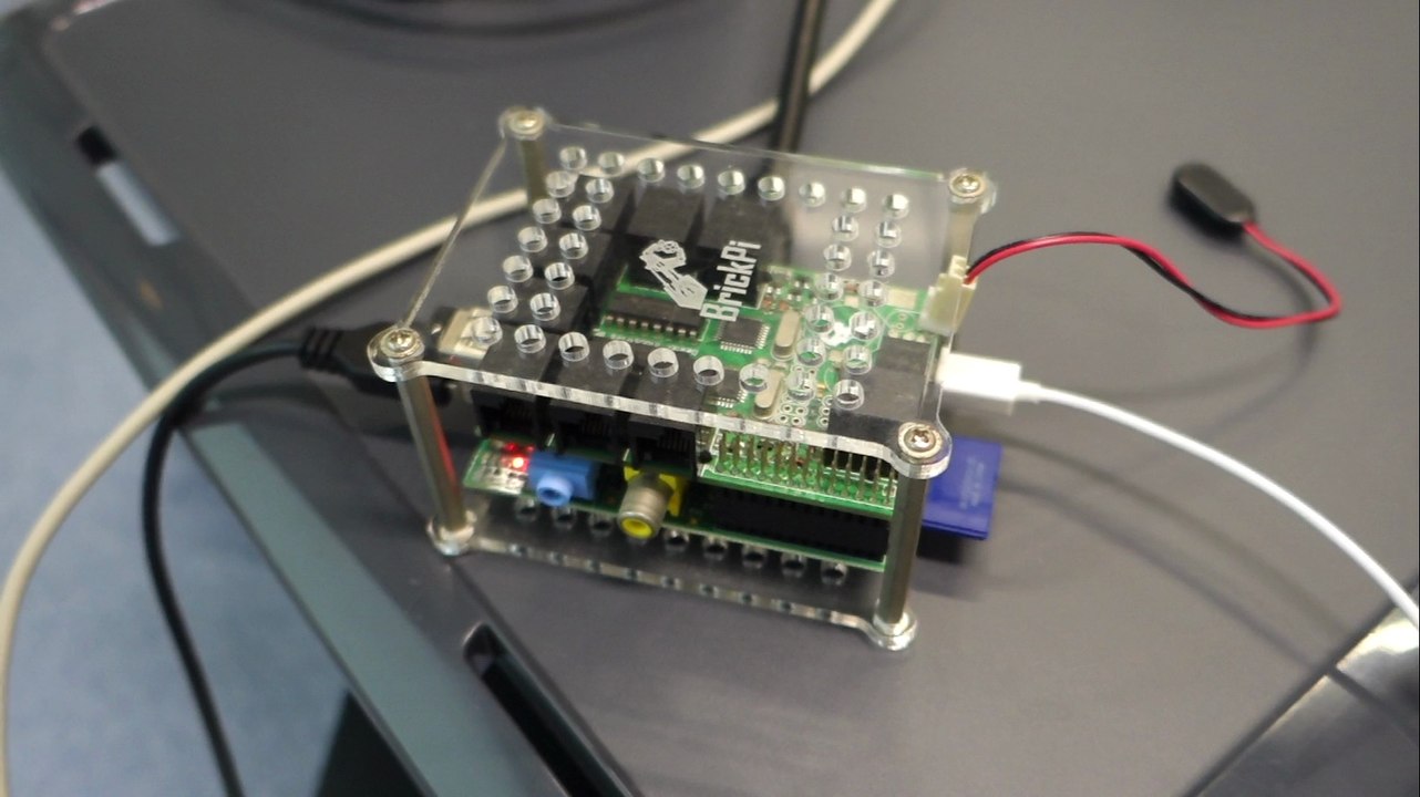 [Sony RX100 III] BrickPi - LEGO® Bricks with a Raspberry Pi Brain connected to HDTV as media centre