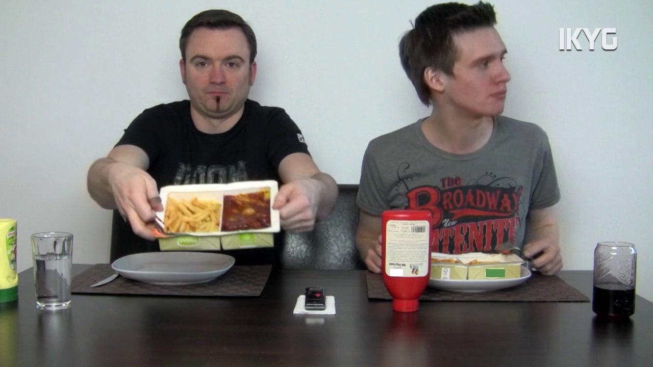 Der snack-check - tiefkühl-mikrowellen currywurst mit pommes