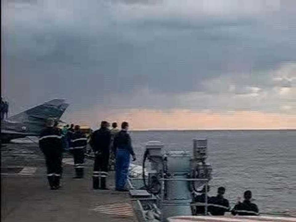F-18s_Charles_De_Gaulle_Fly-By