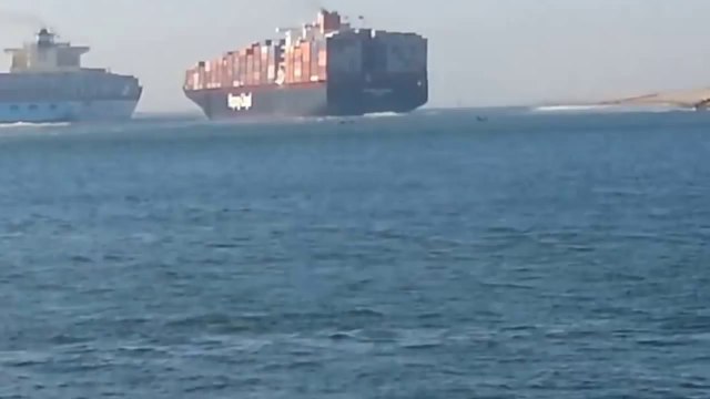 Collision entre 2 Navires géants dans le canal de Suez!