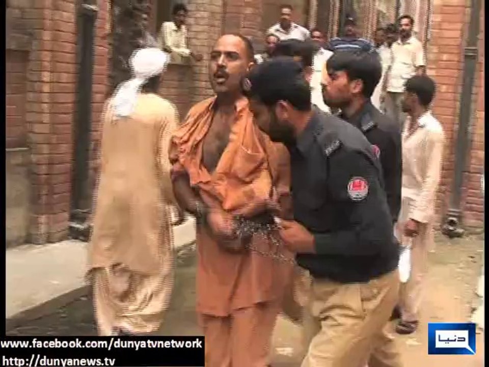 Dunya News - Convicted felon claims to be PTI's '3rd umpire', beaten by police