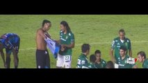 Ronaldinho regala su camiseta a jugador de León - Querétaro vs León 1-2 Liga MX 2014.