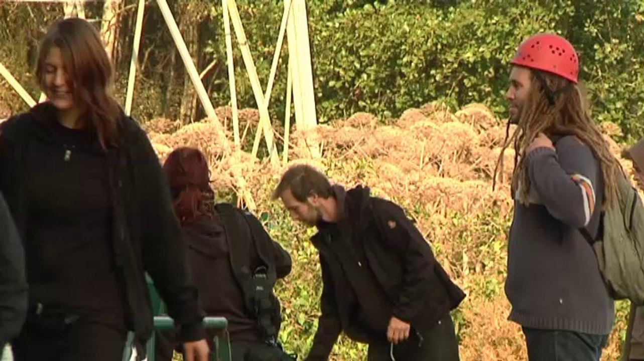 Actie tegen gas op elektriciteitsmast met vlammen - RTV Noord