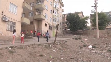 Çatıdan Atlayan Keçinin Üzerine Düştüğü Çocuk Öldü