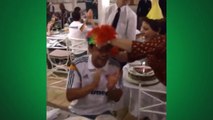 Fred ganha bolo de aniversário na concentração do Fluminense