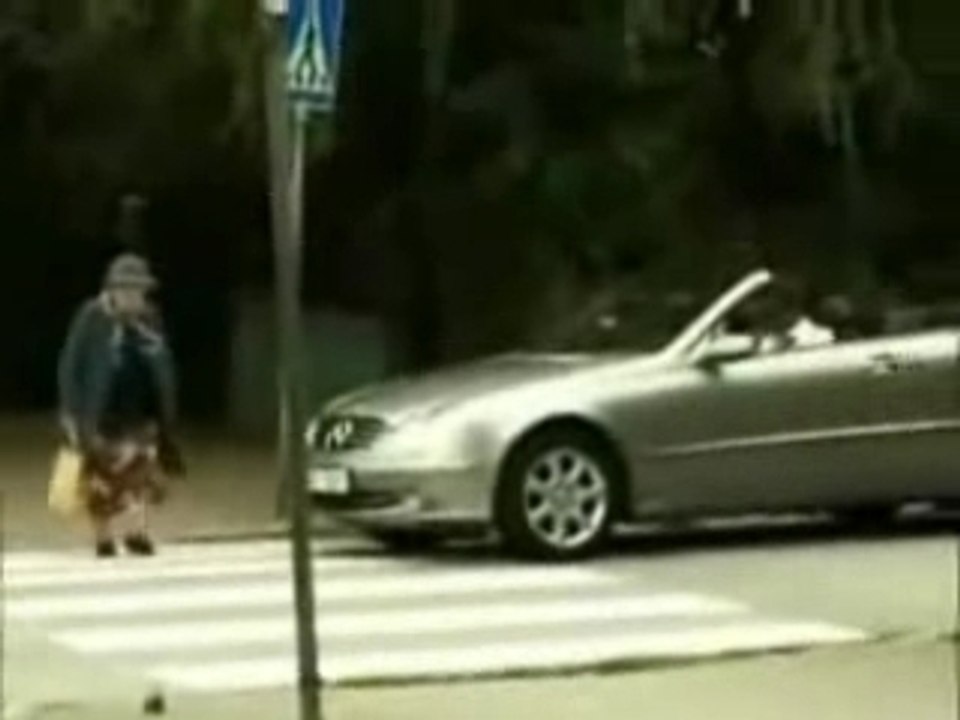 La vieille Dame Et La Mercedes