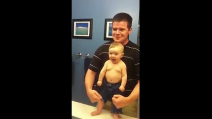 Babasıyla Kas Yarıştıran Sevimli Bebek