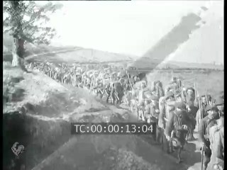CHASSEURS ALPINS FRANCAIS SUR UNE ROUTE