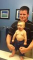 Un adorable bébé montre ses muscles avec son père