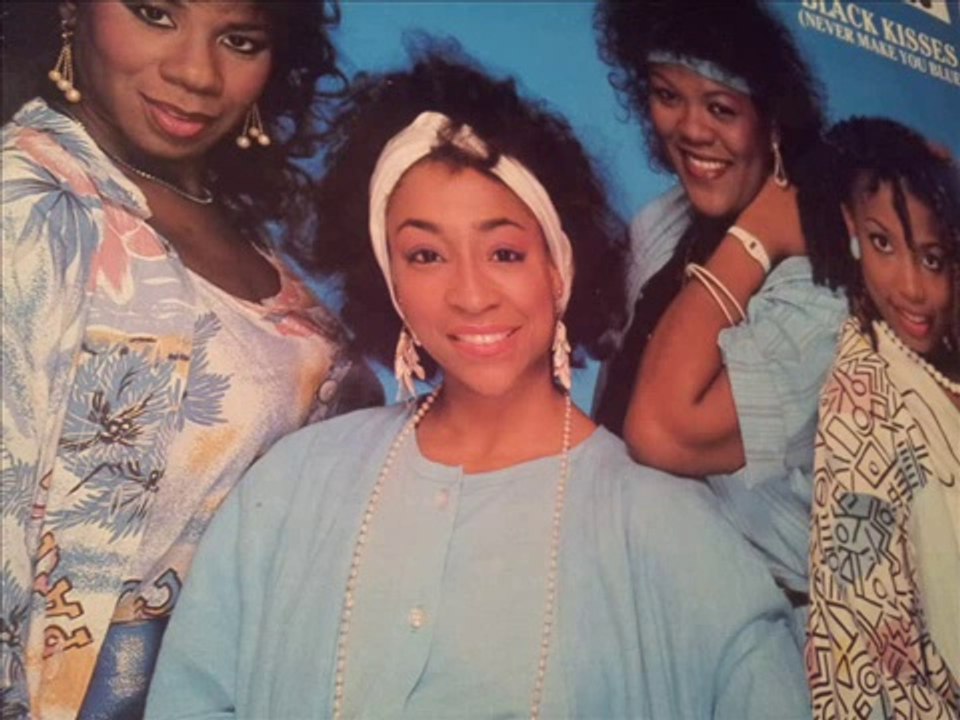 Curtie and the Boombox - Black kisses