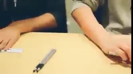 2 crayons et une règle leur suffisent à créer une musique très réussie