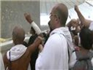 ضيوف الرحمن يرمون جمرة العقبة الكبرى في منى