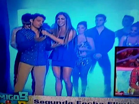 Nikko Ponce en el backstage de Amigos y Rivales 04/10/2014