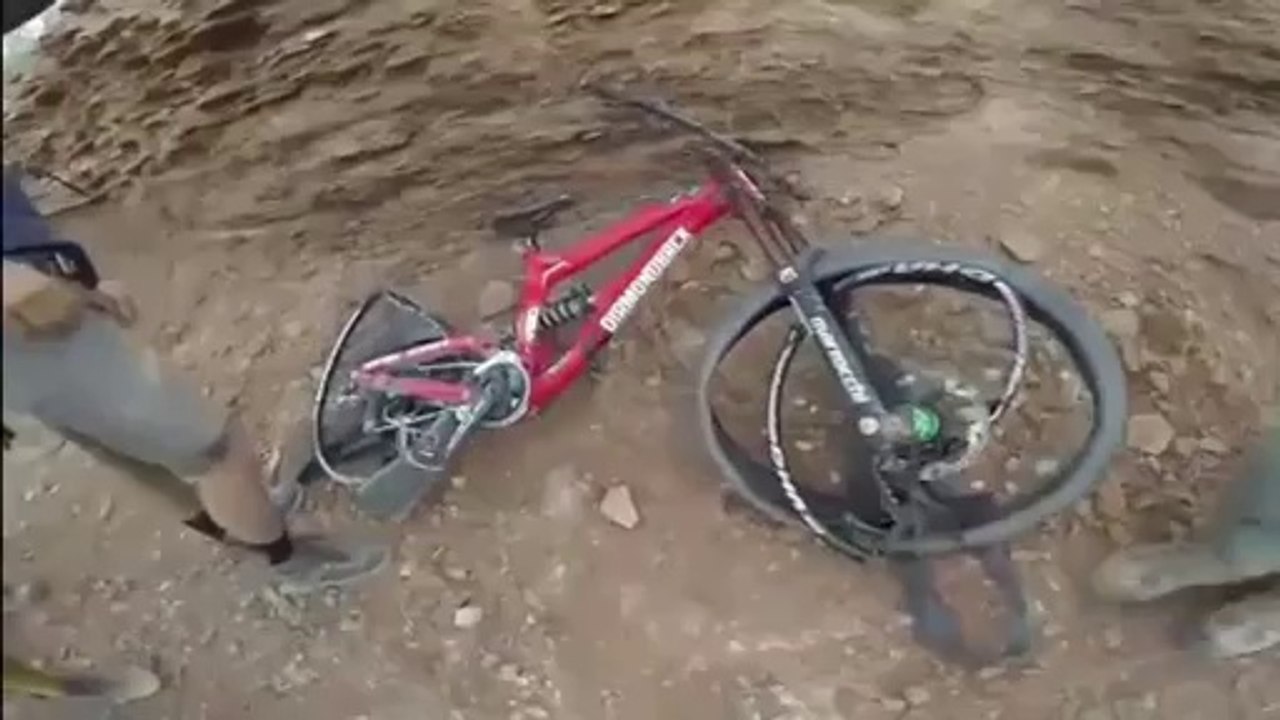 Mauvais atterrissage sur un énorme saut en vélo ! a voir