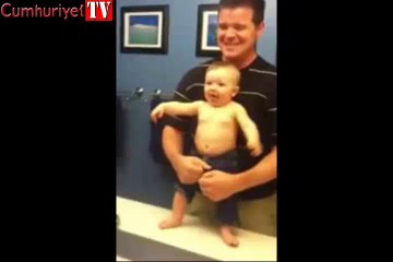 Babasına kas gösterisi yapan bebek
