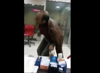 Çay Servisini Dans Ederek Yapan Çaycı