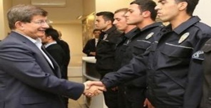 Davutoğlu Polislerle Bayramlaştı