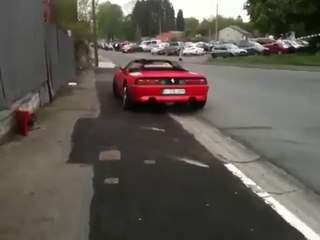 Une ferrari crashé dans un mur apres un drift raté